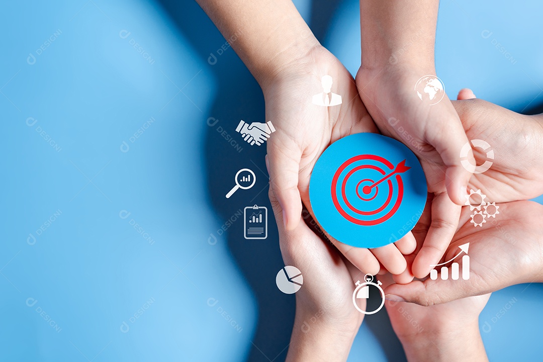 Mãos de negócios segurando o ícone de alvo