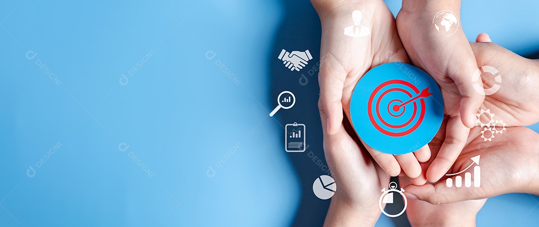 Mãos de negócios segurando o ícone de alvo