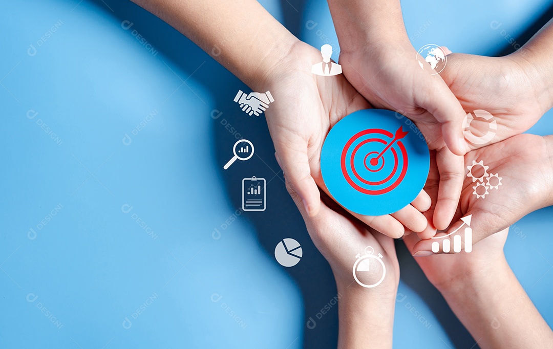 Mãos de negócios segurando o ícone de alvo