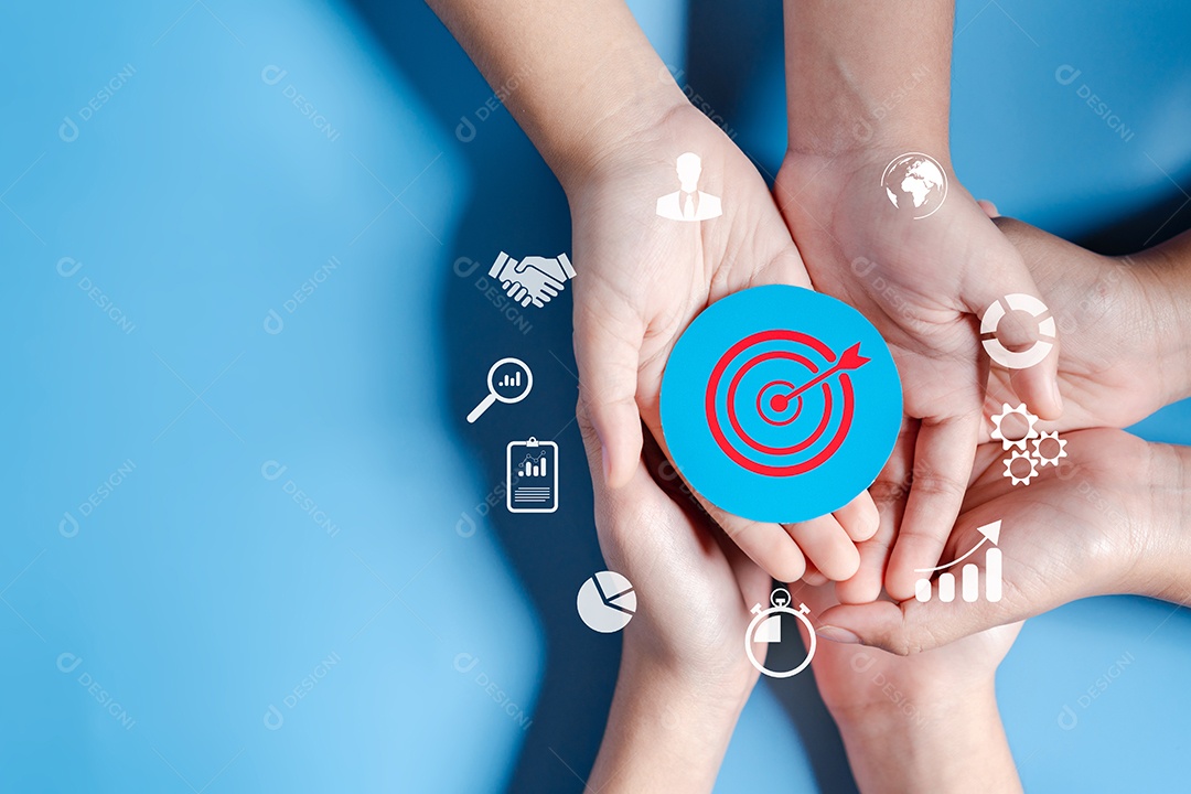 Mãos de negócios segurando o ícone de alvo