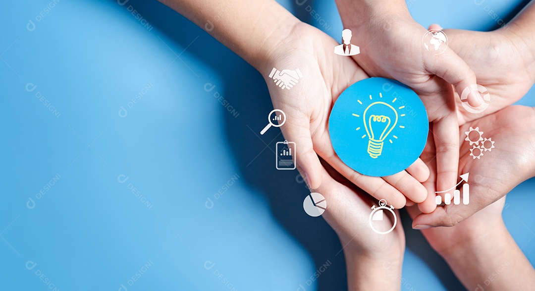 Mãos segurando uma lâmpada com liderança de desenvolvimento