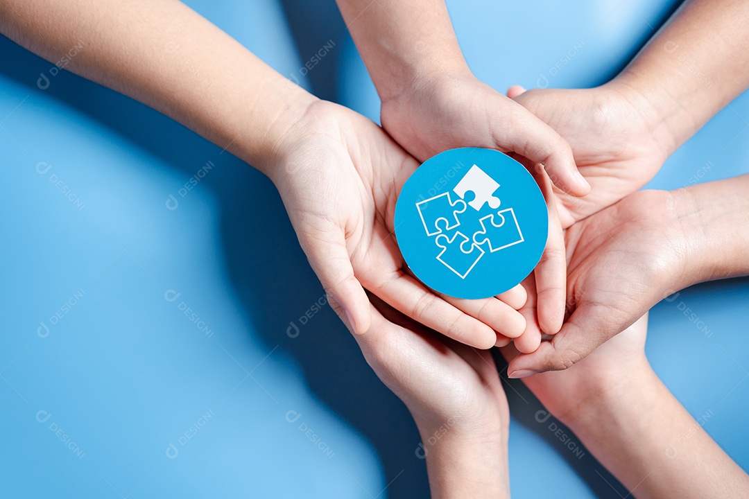 Mãos segurando liderança de desenvolvimento de planejamento de alvo de negócios de solução de quebra-cabeça