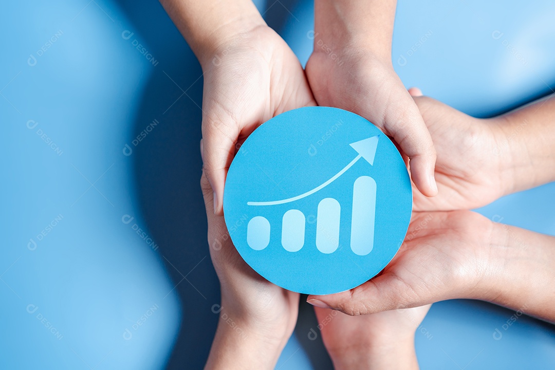 Mãos segurando o crescimento do gráfico com liderança de desenvolvimento de planejamento de alvo de negócios e grupo-alvo