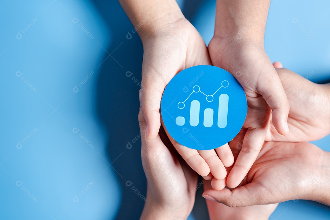 Mãos segurando o crescimento do gráfico com liderança de desenvolvimento de planejamento de alvo de negócios e grupo-alvo