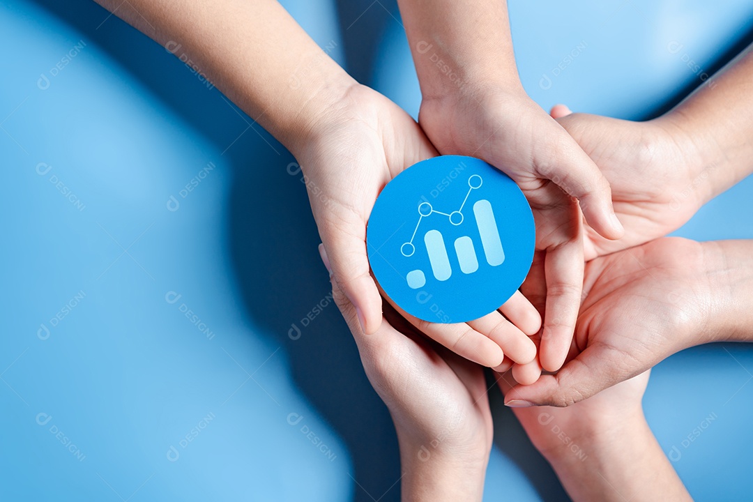 Mãos segurando o crescimento do gráfico com liderança de desenvolvimento de planejamento de alvo de negócios e grupo-alvo