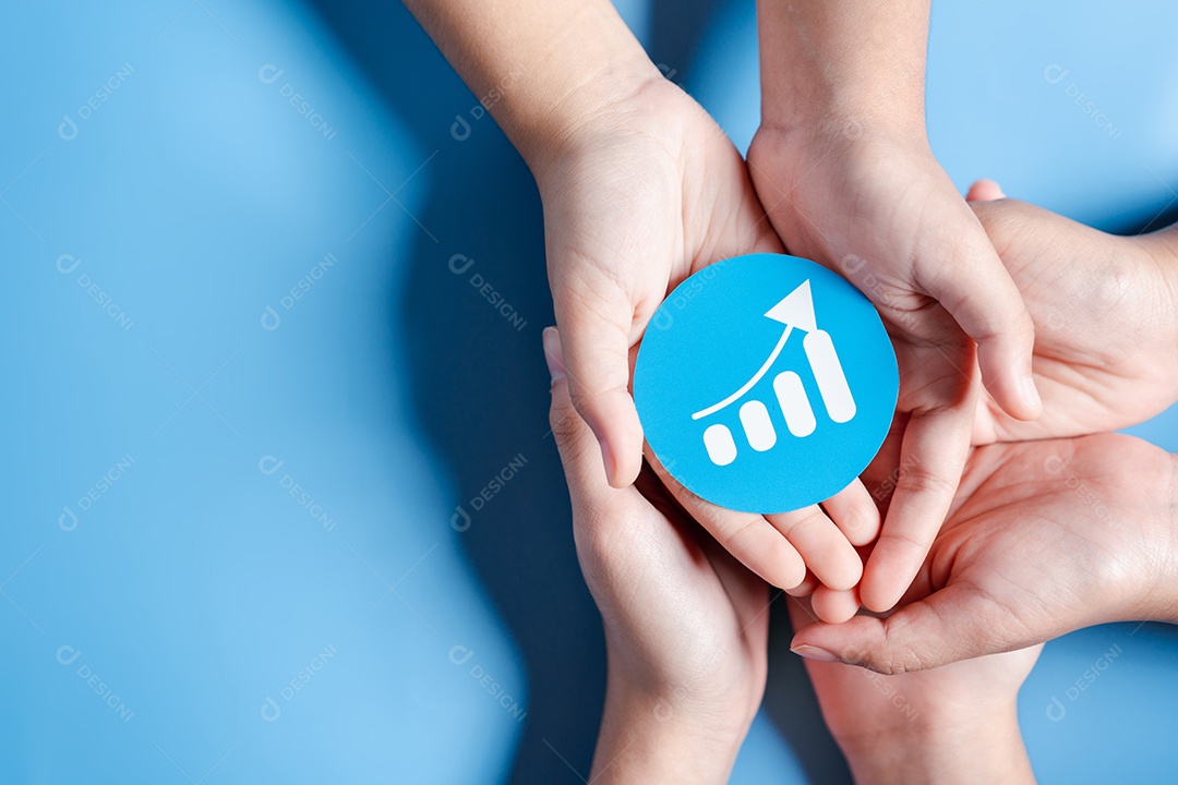 Mãos segurando o crescimento do gráfico com liderança de desenvolvimento de planejamento