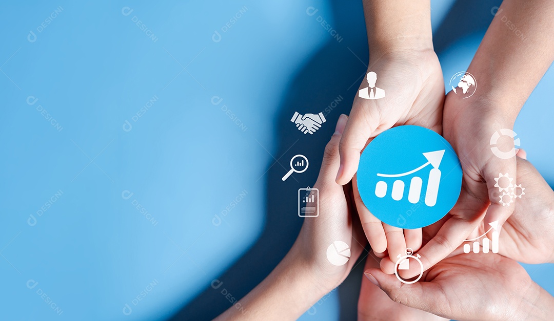 Mãos segurando o crescimento do gráfico com liderança de desenvolvimento de planejamento