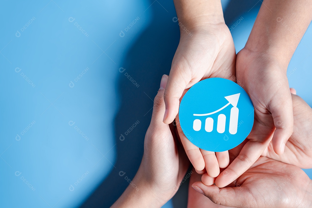 Mãos segurando o crescimento do gráfico com liderança de desenvolvimento de planejamento