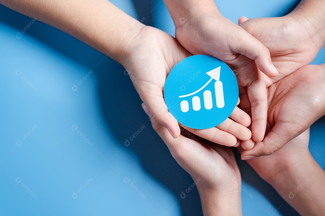 Mãos segurando o crescimento do gráfico com liderança de desenvolvimento de planejamento
