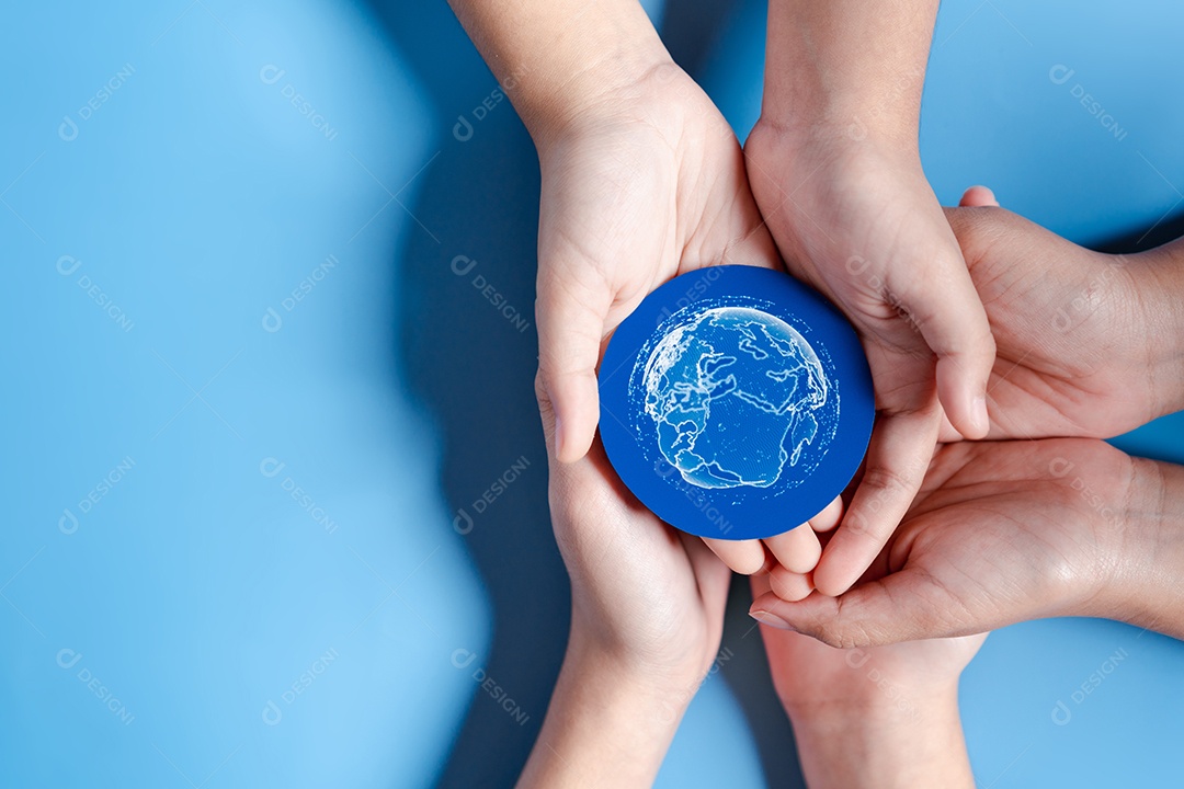 Mãos segurando liderança de desenvolvimento de planejamento de metas de negócios globais e grupo-alvo de clientes