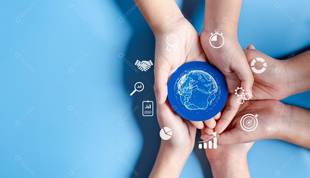 Mãos segurando liderança de desenvolvimento de planejamento de metas de negócios globais e grupo-alvo de clientes