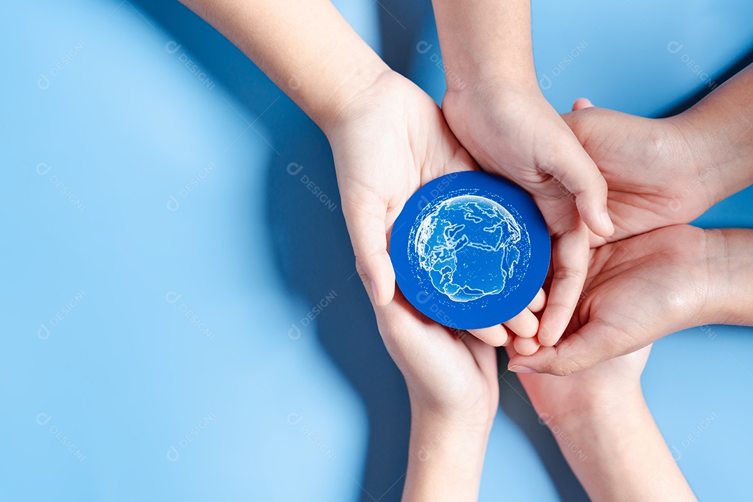 Mãos segurando liderança de desenvolvimento de planejamento de metas de negócios