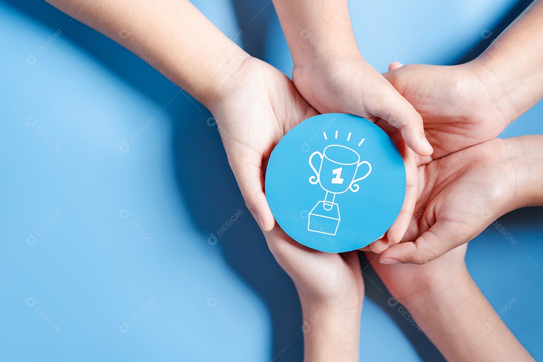 Mãos segurando a liderança de desenvolvimento de planejamento de alvo de negócios de ícone de troféu e grupo