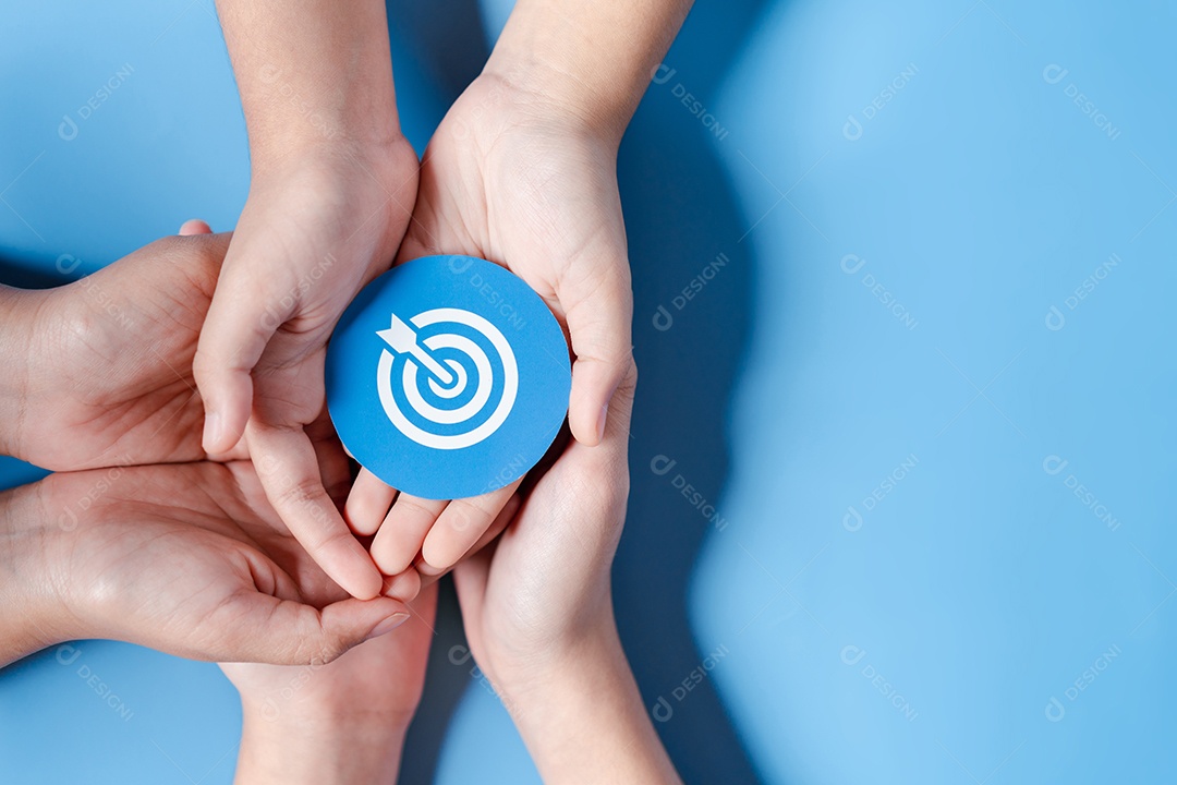 Mãos de negócios segurando o ícone de alvo, alvo de dardos e seta para criar e configurar meta de objetivo de negócios