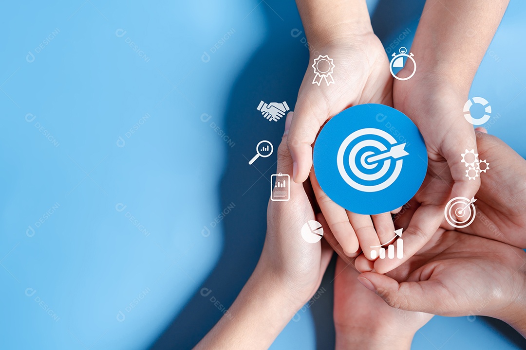 Mãos de negócios segurando o ícone de alvo, alvo de dardos e seta para criar e configurar meta de objetivo de negócios