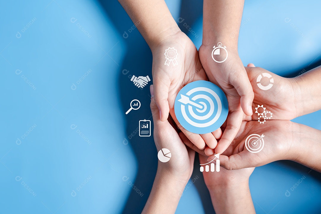 Mãos de negócios segurando o ícone de alvo, alvo de dardos