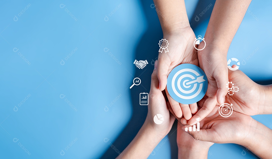 Mãos de negócios segurando o ícone de alvo