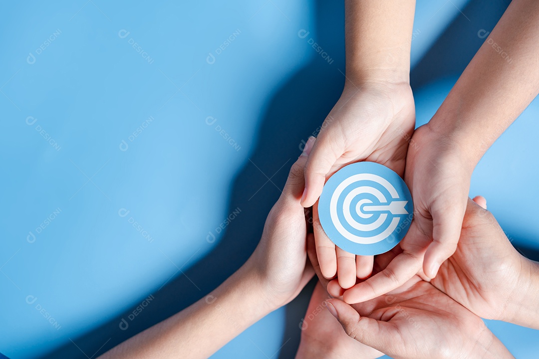 Mãos de negócios segurando o ícone de alvo