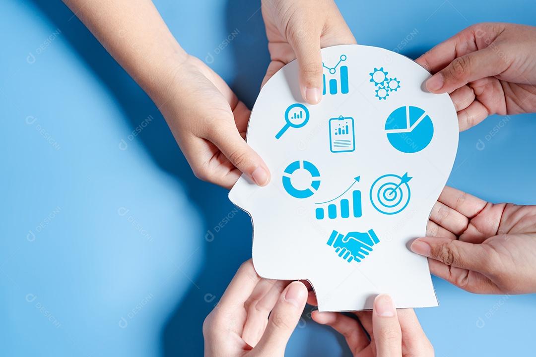 Mãos segurando uma lâmpada com liderança de desenvolvimento de planejamento de alvo de negócios e grupo