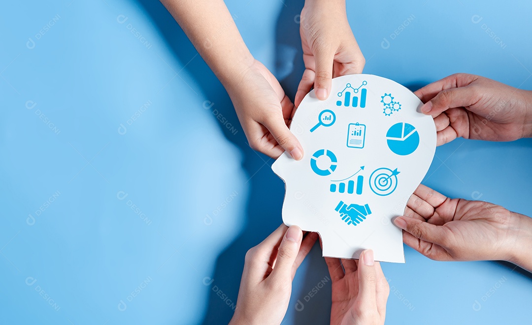 Mãos segurando uma lâmpada com liderança de desenvolvimento de planejamento de alvo de negócios e grupo