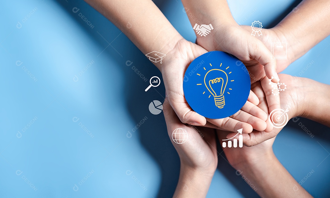 Mãos segurando uma lâmpada com liderança de desenvolvimento de planejamento de alvo de negócios