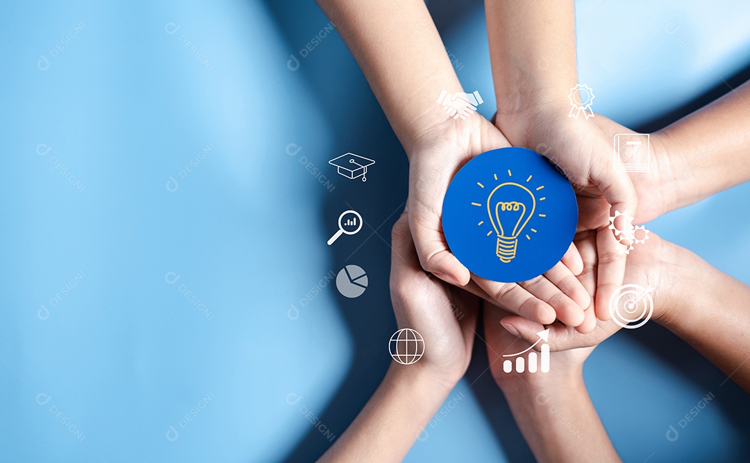 Mãos segurando uma lâmpada com liderança de desenvolvimento de planejamento de alvo de negócio