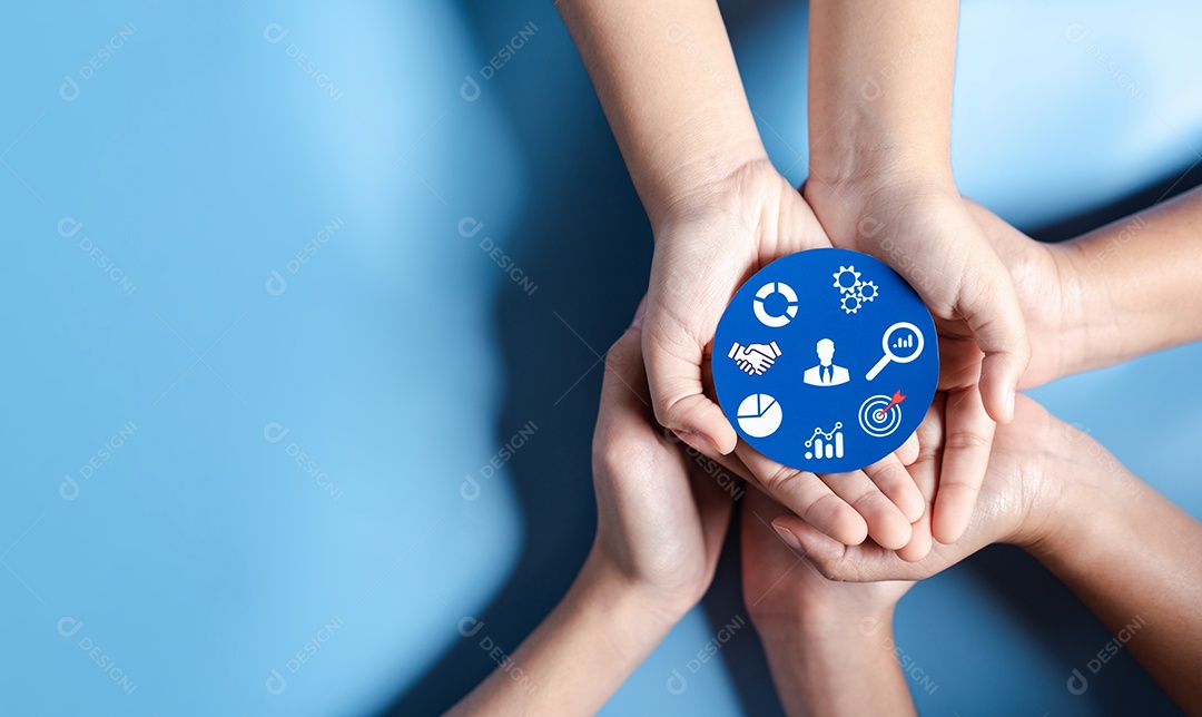 Mãos segurando uma lâmpada com liderança de desenvolvimento de planejamento de alvo de negócios