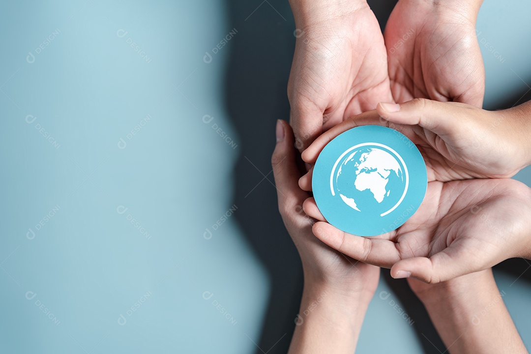 Mãos segurando liderança de desenvolvimento de planejamento de metas de negócios globais