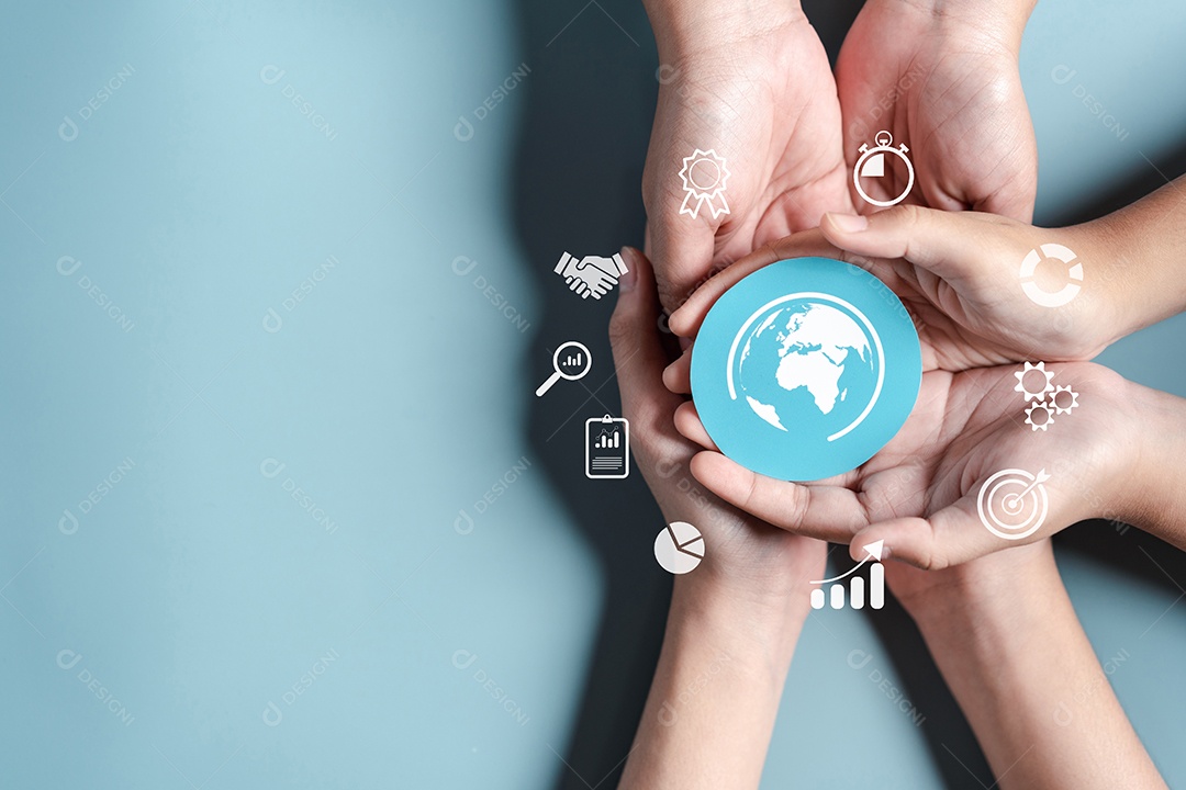 Mãos segurando liderança de desenvolvimento de planejamento de metas de negócios globais e