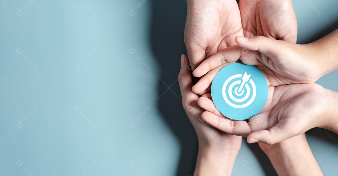 Mãos de negócios segurando o ícone de alvo