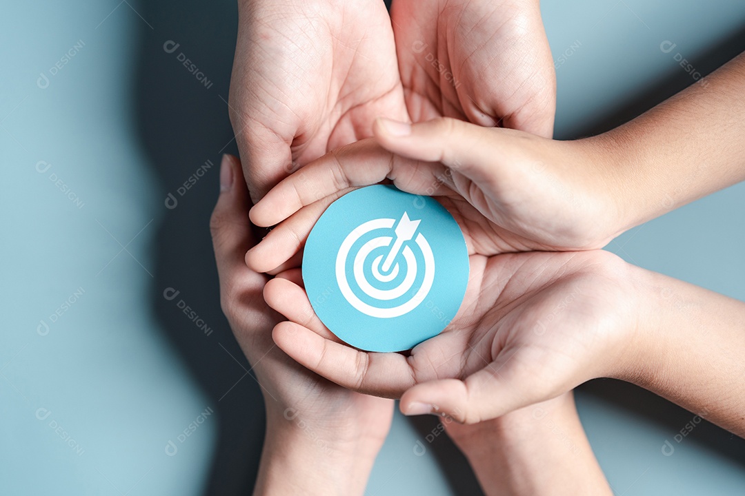 Mãos de negócios segurando o ícone de alvo