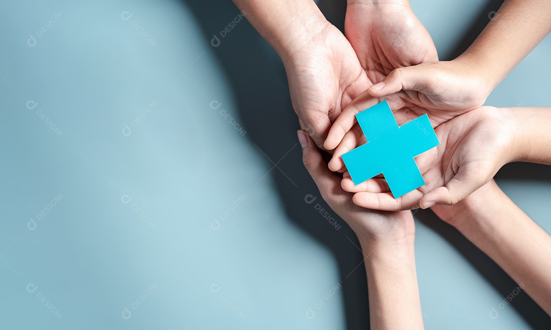 Conceito de seguro de saúde. Doutor em uma mão uniforme de jaleco branco segurando mais e ícone médico de saúde