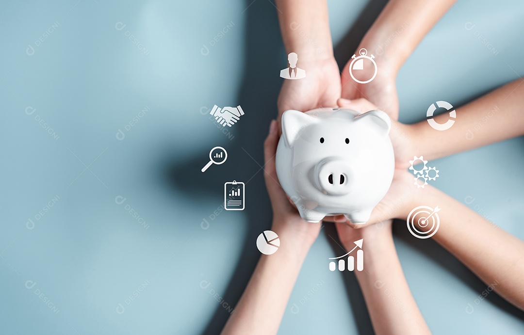 Família segurando o cofrinho para salvar a educação, estudar a aprendizagem para o futuro