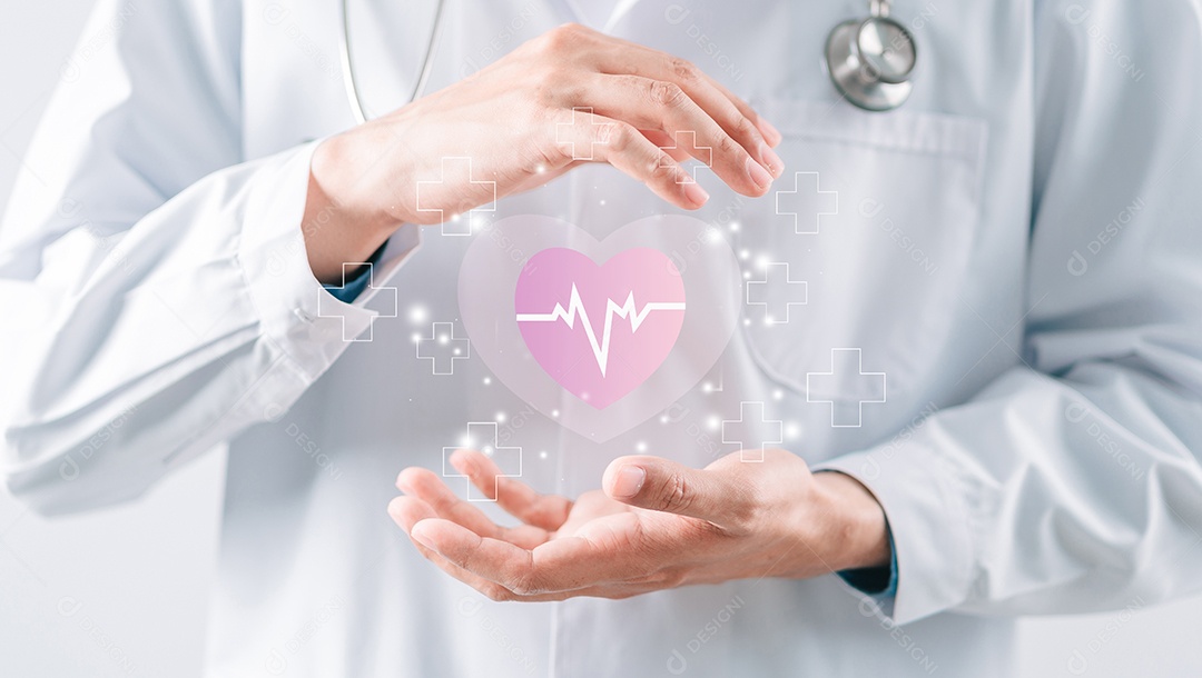 Médico de jaleco branco segurando ícone de batimento cardíaco para conceito de símbolo de seguro de saúde