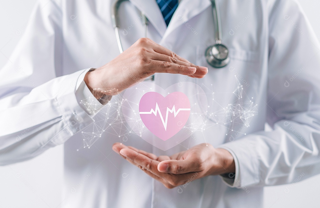 Médico de jaleco branco segurando ícone de batimento cardíaco para conceito de símbolo de seguro de saúde