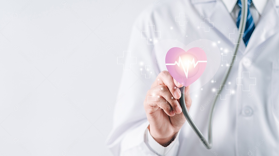 Médico de jaleco branco segurando ícone de batimento cardíaco para conceito de símbolo de seguro de saúde