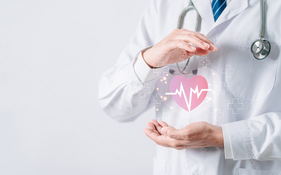 Médico de jaleco branco segurando ícone de batimento cardíaco para conceito de símbolo de seguro de saúde