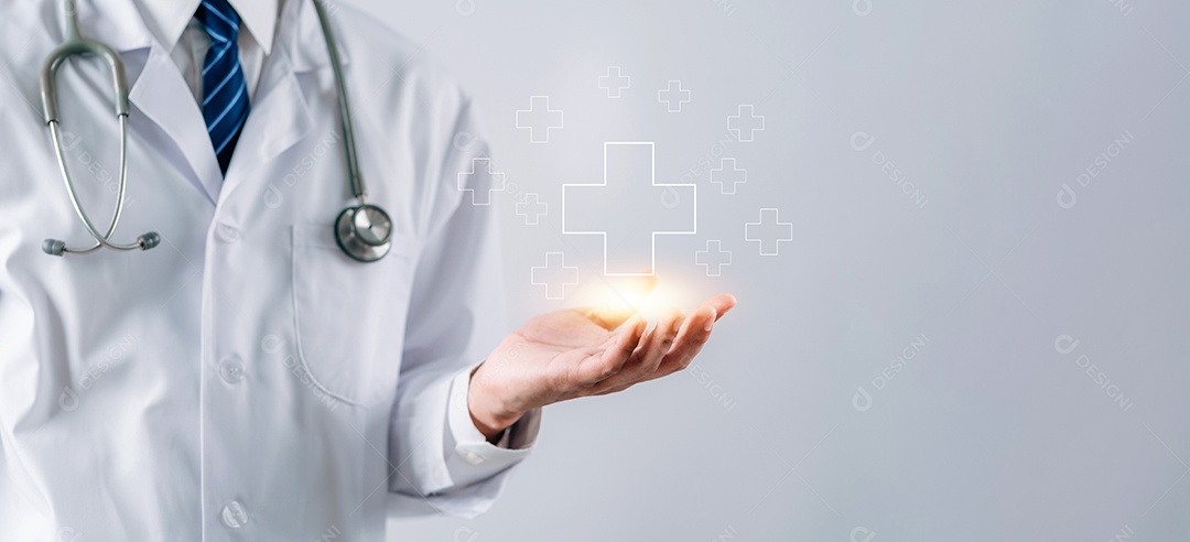 Médico de jaleco branco segurando sinal de adição par