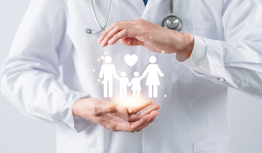 Conceito de seguro. Doutor em mãos uniformes segurando o ícone virtual da família