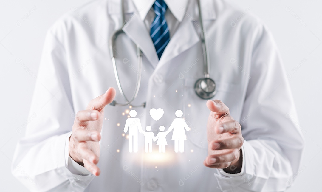 Conceito de seguro. Doutor em mãos uniformes segurando o ícone virtual da família