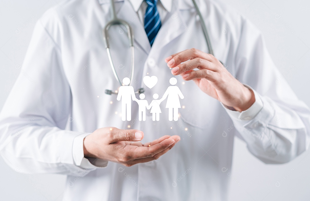 Conceito de seguro. Doutor em mãos uniformes segurando o ícone virtual da família