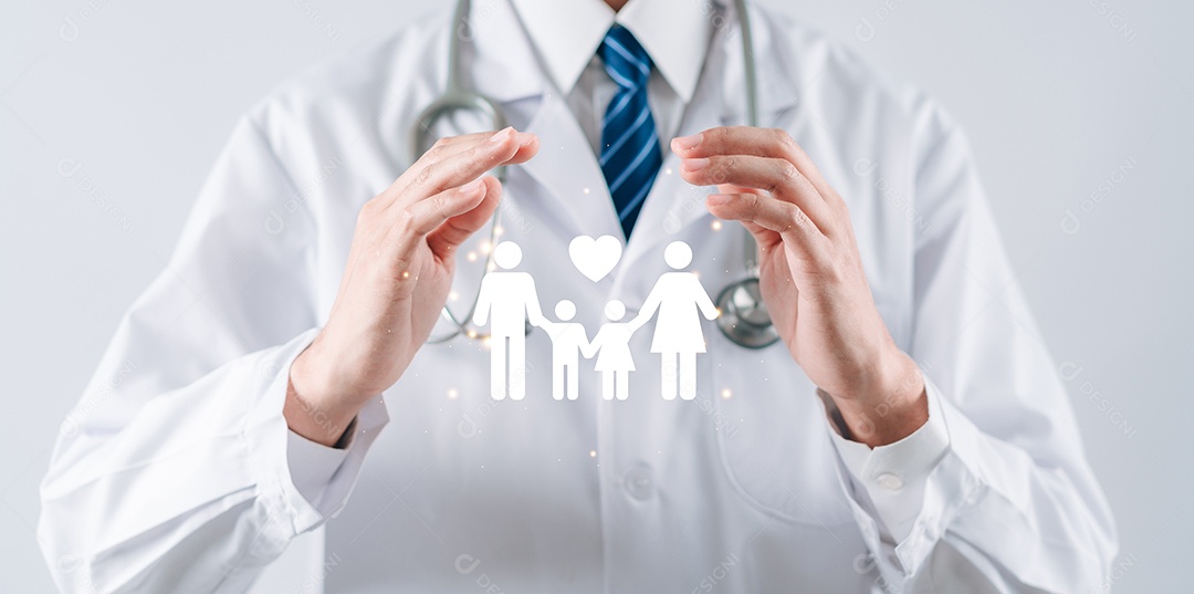 Conceito de seguro. Doutor em mãos uniformes segurando o ícone virtual da família