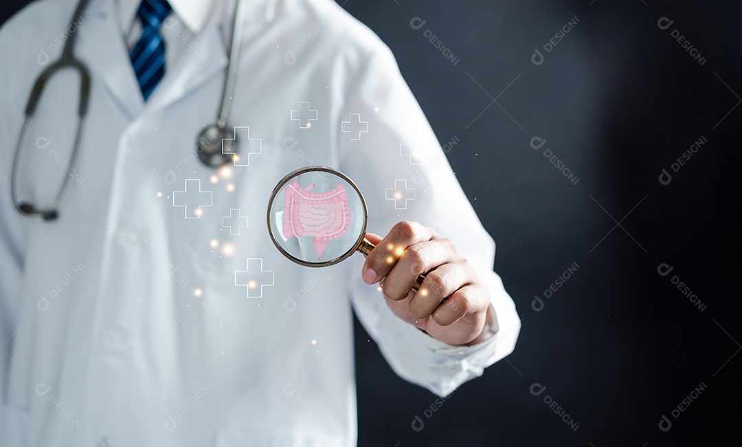 Médico em um jaleco branco com as mãos segurando o intestino com ícone virtual