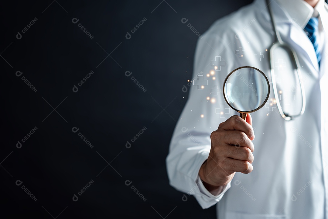 Médico de jaleco branco segurando sinal de mais para o conceito de símbolo de seguro de saúde positivo