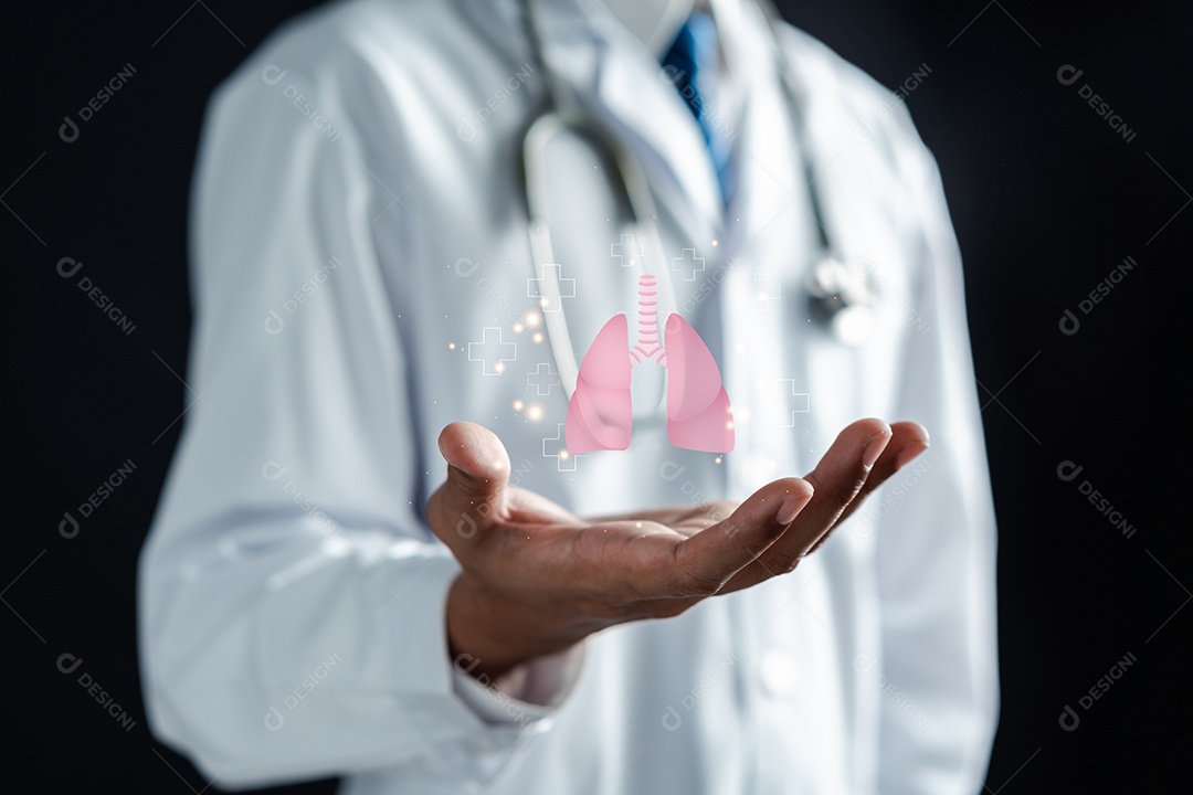 Mãos médicas segurando órgãos pulmonares