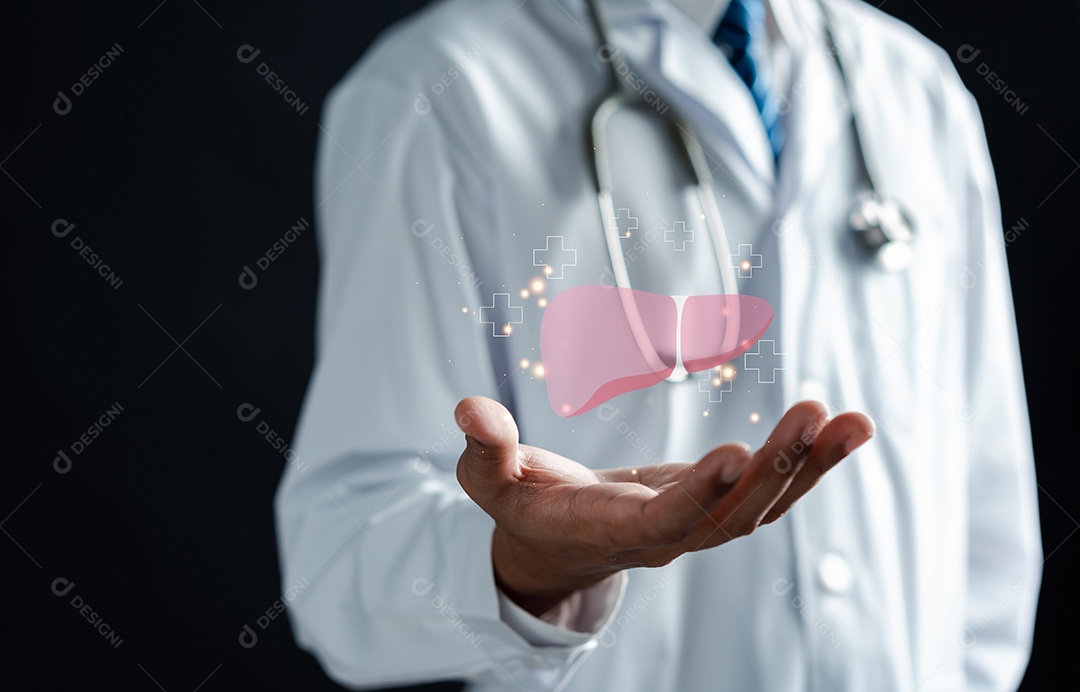 Médico de mãos uniformes segurando o ícone virtual do órgão do fígado