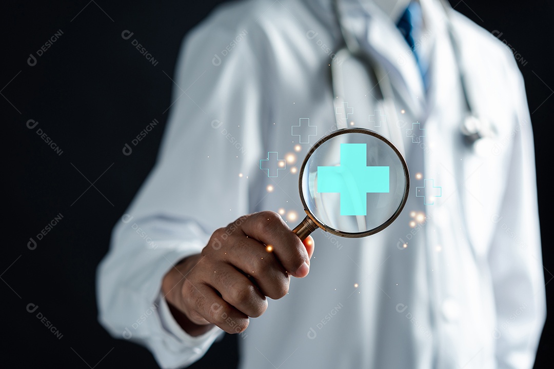 Médico de jaleco branco segurando sinal de mais para o conceito de símbolo de seguro de saúde positivo