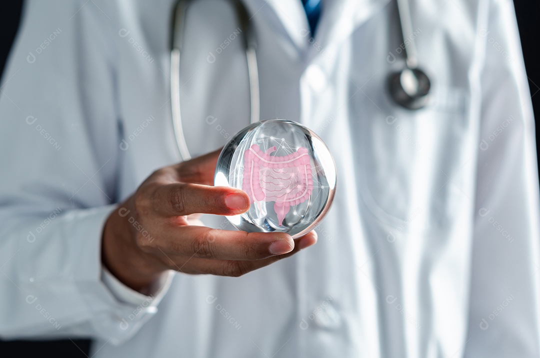 Médico em um jaleco branco com as mãos segurando o intestino