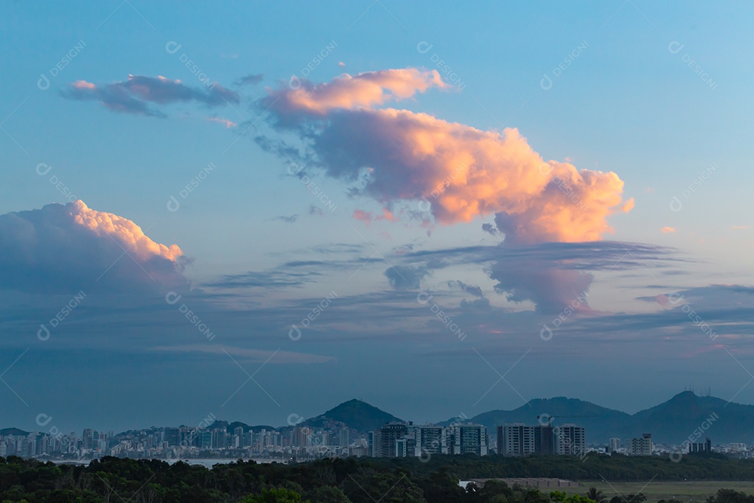 Lindo pôr do sol, com o aeroporto de Vitória em primeiro plano e uma nuvem em forma de vulcão ao fundo.