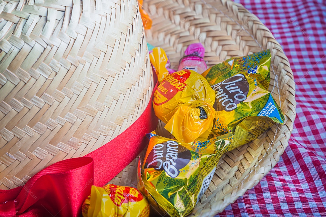 Festa junina, festa típica brasileira, vários doces na mesa com toalha xadrez vermelha.